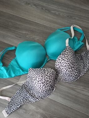 Bundle Victoria's Secret Teal Molded T-Shirt Bra & Leopard Print Bra Set